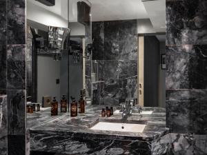巴黎Hôtel Edgar & Achille的一间带水槽和大镜子的浴室