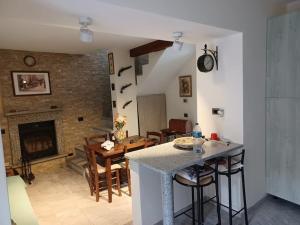 VezzoLa corte的厨房以及带壁炉的客厅。
