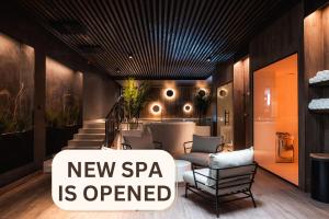 库雷萨雷Meri Seaside Hotel & SPA的大堂设有新spa。
