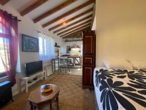 米拉弗洛迪拉希Casa Fidelina II Miraflores de la Sierra的一间卧室配有一张床、一台电视和一张桌子