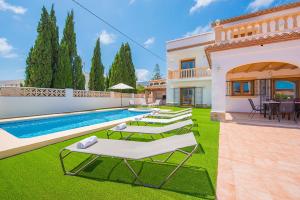 卡尔佩Villa Fuster - PlusHolidays的一座带游泳池和草坪的别墅