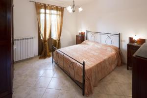 齐奇亚诺Casa Galina的一间卧室配有一张床、一个梳妆台和一扇窗户。