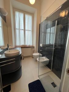 阿拉西奥Alaxia Luxury Apartments的带淋浴、盥洗盆和卫生间的浴室