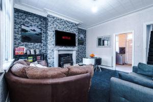 布雷得佛Stunning three Bed House in Bradford的带沙发和壁炉的客厅
