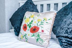 布雷得佛Stunning three Bed House in Bradford的床上的枕头上放着鲜花