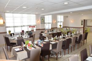 Gironcourt-sur-VraineLogis Hôtel Restaurant La Vraine的一间用餐室,内设桌椅