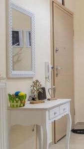 科孚镇Luxury Apartment in Garitsa Bay的浴室设有白色的桌子和镜子