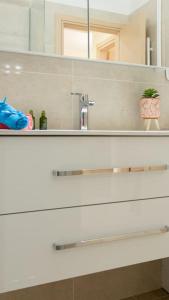 科孚镇Luxury Apartment in Garitsa Bay的浴室的柜台设有水槽和镜子