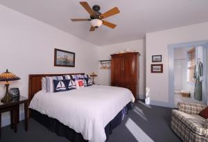 圣地亚哥1906 Lodge的一间卧室配有一张床和吊扇