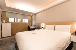 土城区旅居文旅土城馆的酒店客房设有一张大床和一张书桌。