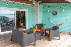 博卡斯德尔托罗Casa del Fuego - Caribbean Beachfront Magic!的一个带桌椅和吊床的庭院