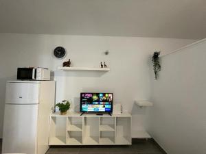阿罗纳Tenerife Primavera的坐在厨房架子上的电视