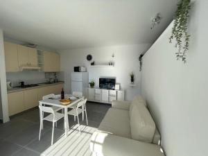 阿罗纳Tenerife Primavera的厨房以及带沙发和桌子的客厅。