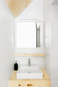 CoxsackieGather Greene的浴室设有白色水槽和镜子