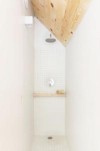 CoxsackieGather Greene的浴室设有白色瓷砖淋浴和木制天花板
