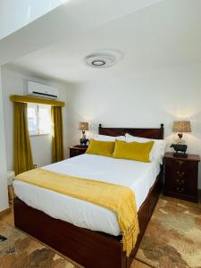 辛特拉Paço Marmòris Field的一间卧室配有一张带黄色枕头的大床