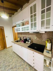 辛特拉Paço Marmòris Field的厨房配有白色橱柜和台面