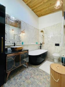 辛特拉Paço Marmòris Field的浴室配有黑色浴缸和水槽