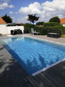 滨海拉普兰bord de mer的庭院里的一个蓝色海水游泳池