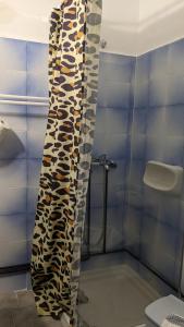 索吉亚Pension Irene的浴室设有动物图案的淋浴帘