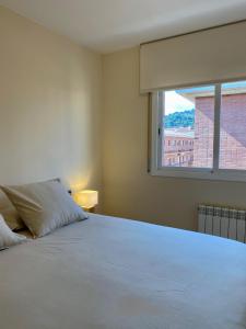 马尔格莱特德玛Atico duplex en Malgrat de Mar的卧室配有一张大白色床和窗户