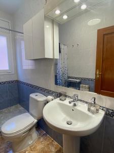 马尔格莱特德玛Atico duplex en Malgrat de Mar的浴室配有白色卫生间和盥洗盆。