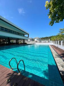 迪沙鲁[OFFICIAL] Desaru Villa Resort @ Arcadia的大楼前的游泳池