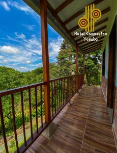 佩雷拉HOTEL YANUBA CAMPESTRE的木质阳台,享有树林美景。