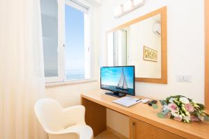 贝拉里亚-伊贾马里纳墨西哥酒店的客房设有一张带电脑和镜子的书桌