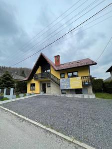 乌斯特龙Domek pod Czantorią的路旁的黄色房子