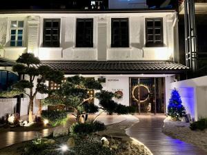 吉隆坡#173 M101 Dang Wangi KLCC View Pool By Livin的前面有圣诞树的白色建筑