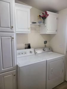 帕伦普Sun Angel House #1 Pahrump的白色洗衣房配有洗衣机和烘干机