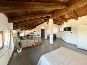 特雷伊索Il Girasole Apartments的大型客厅设有木制天花板和1张床。