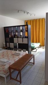 罗马Apartment Metro Tor Di Valle的一间设有床和长凳的房间