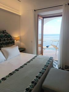 波西塔诺Hotel Il Gabbiano的一间卧室配有一张床,享有海景