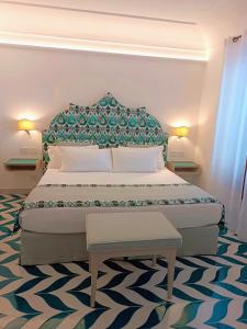 波西塔诺Hotel Il Gabbiano的一间卧室配有一张大床和蓝色床头板