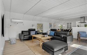 布拉万德Stunning Home In Blvand With 4 Bedrooms, Sauna And Indoor Swimming Pool的客厅配有沙发和桌子