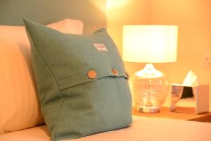 威廉堡Torlinnhe Guest House的床上的绿色枕头和灯