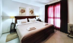 佩兹迪格雷科Dimora di Luce的一间卧室配有一张大床和毛巾