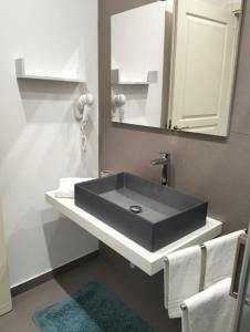 圣维托罗卡波Granello di Sabbia的浴室设有黑色水槽和镜子