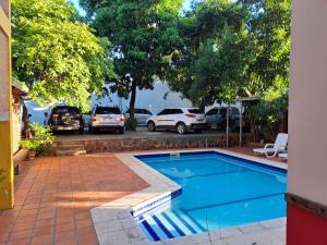 恩卡纳西翁Terwindt Hotel的停车场内一个可停放汽车的游泳池