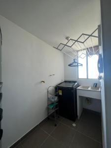 哥伦比亚港apartamento barranquilla villa campestre!的一个带水槽和柜台的小厨房