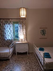 PanayíaVitamin sea Studio的一间卧室设有两张单人床和一个窗户。