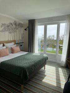 阿尔桑雷玛特里酒店的一间卧室设有一张床和一个大窗户