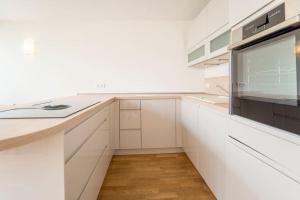 杜塞尔多夫Modernes, sonniges Appartement im Herzen von Düsseldorf的白色的厨房配有柜台和微波炉