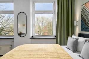 多特蒙德BRIGHT Dortmund City Center的一间卧室设有一张大床和两个窗户。