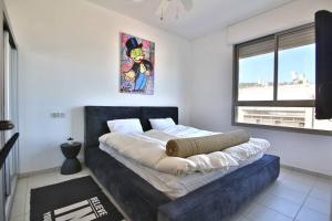 海法Breeze” luxury apartment”的一间卧室,卧室内配有一张大床