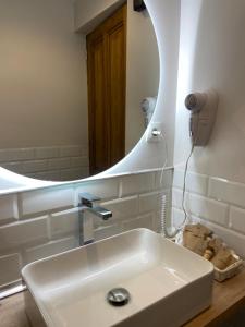 埃尔莫拉尔Posada de Lola的一间带水槽和镜子的浴室