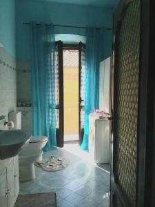 蒙卡尔沃Soffitto Dipinto的蓝色的浴室设有水槽和卫生间