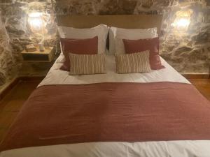 埃尔莫拉尔Posada de Lola的一张大床,配有红色和白色的床单和枕头